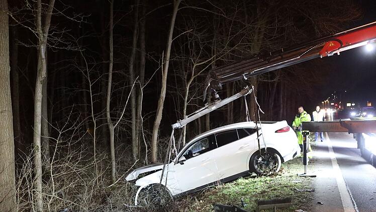 Nürnberg: Überholmanöver missglückt - Auto landet in Waldstück