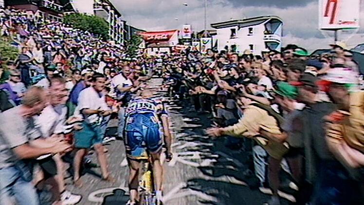 Die Faszination für die Tour de France ist ungebrochen, Zuschauermengen haben sich an der Strecke versammelt.