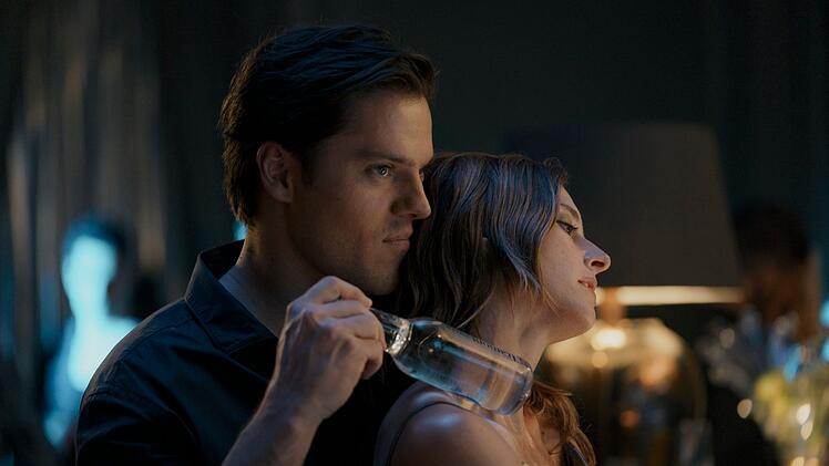 Lilli (Svenja Jung) lässt sich Hals über Kopf auf eine Affäre mit dem Barkeeper Tom (Theo Trebs) ein - aber der hat nicht nur Sex im Kopf.