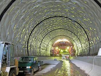 Die Arbeiten am Tunnel Niederfüllbach gehen Anfang Mai dem Ende entgegen. Fotos: Berthold Köhler