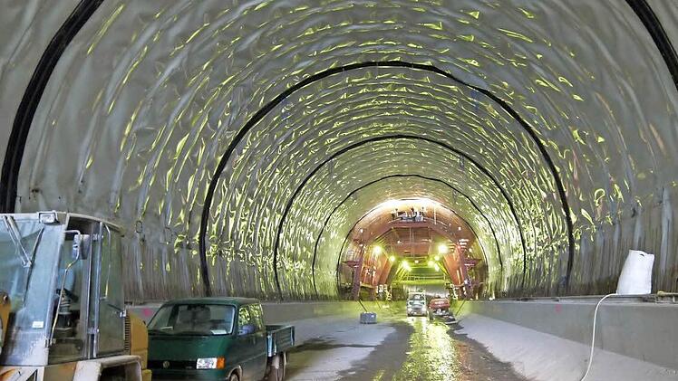 Die Arbeiten am Tunnel Niederfüllbach gehen Anfang Mai dem Ende entgegen. Fotos: Berthold Köhler