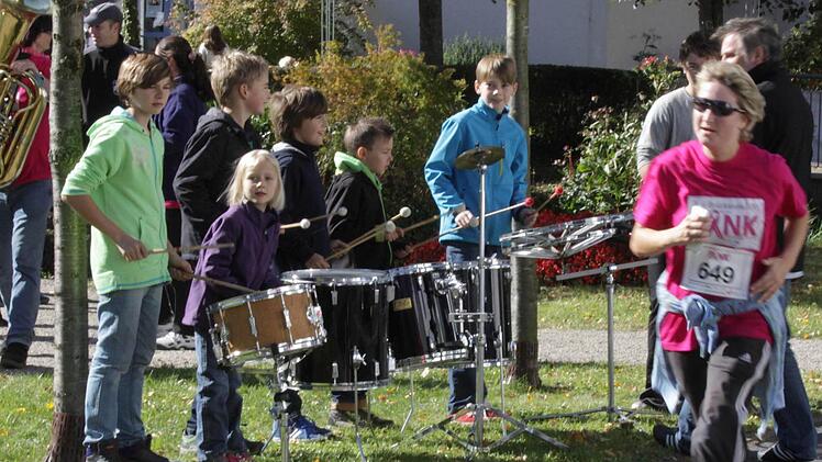Die Musikschule macht Rhythmus, hier für die spätere Erste, Heike Kötzner aus Volkers. Foto: Thomas Dill