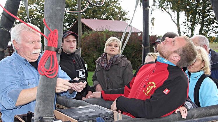 Letzte Anweisungen und Erläuterungen gibt Ballonpilot Reiner Hoch (links) kurz vor dem Start am Sportplatz in Leuzendorf.