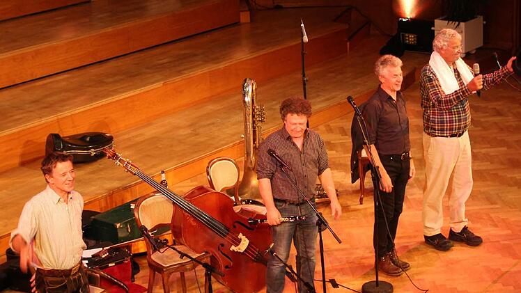 Die Well-Brüder Christoph, Karl und Michael und Gerhard Polt bei ihrem Auftritt im Bad Kissinger Regentenbau. Foto: Ralf Ruppert