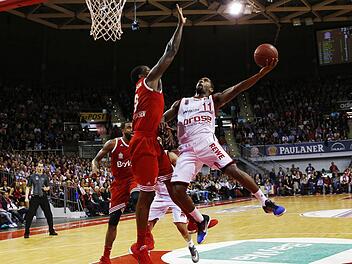 Brad Wanamaker (mit Ball) unterstrich im Spitzenspiel mit 29 Punkten einmal mehr seine Extraklasse. Hier setzt er sich gegen Bayern-Center Deon Thompson durch. Foto: Daniel Löb