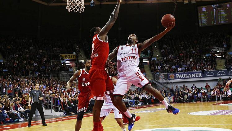 Brad Wanamaker (mit Ball) unterstrich im Spitzenspiel mit 29 Punkten einmal mehr seine Extraklasse. Hier setzt er sich gegen Bayern-Center Deon Thompson durch. Foto: Daniel Löb