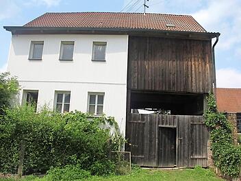 Dieses Anwesen soll demnächst abgerissen werden. Statt dessen s an diesem Platz ein Dorfgemeinschaftshaus entstehen. Foto: Veronika Schadeck