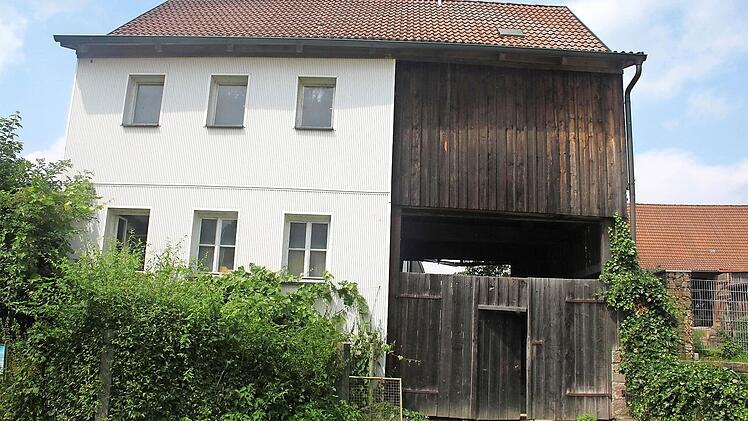 Dieses Anwesen soll demnächst abgerissen werden. Statt dessen s an diesem Platz ein Dorfgemeinschaftshaus entstehen. Foto: Veronika Schadeck