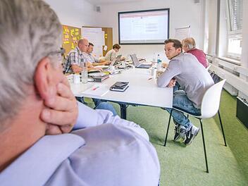 Thomas Kneitz (vorne) stand als "Coach" vor der Aufgabe, seiner Projektgruppe den Weg zu einem Ergebnis aufzuzeigen, ohne dabei die Richtung vorzugeben. Fotos: Marian Hamacher