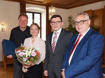 Michael Pfaff (Tourismus GmbH Bayerische Rhön), Bürgermeister Armin Warmuth und der neue Produktmanager von "Frankens Saalestück", Geerd Müller, verabschieden Franziska Bischof. Foto: Arkadius Guzy
