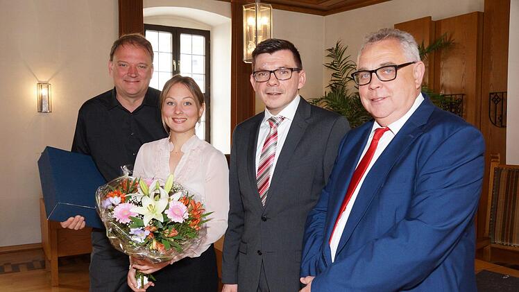 Michael Pfaff (Tourismus GmbH Bayerische Rhön), Bürgermeister Armin Warmuth und der neue Produktmanager von "Frankens Saalestück", Geerd Müller, verabschieden Franziska Bischof. Foto: Arkadius Guzy