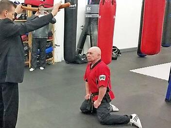 Harald R&ouml;gner bekommt ein Schwert als Symbol seiner bestandenen Pr&uuml;fung verliehen. Foto: Katrin Pauleit