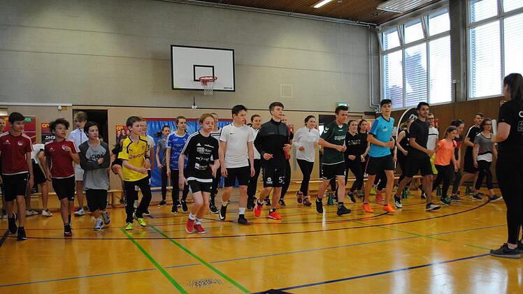 DIe Schüler beim Aufwärmen in der Turnhalle.