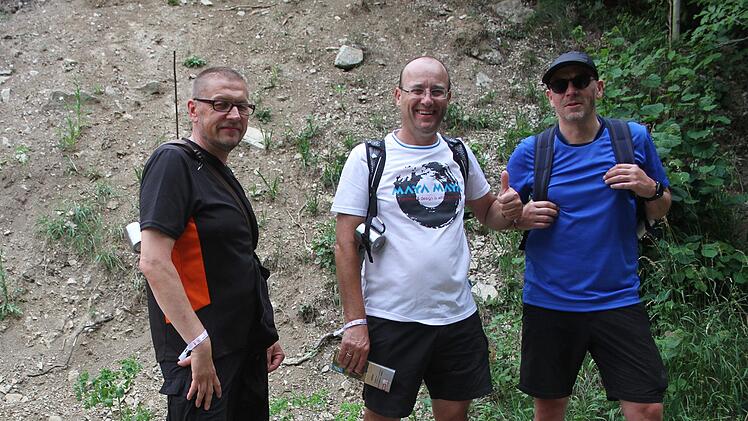 Auch R&uuml;diger Pabel aus Gefrees sowie  Thomas K&ouml;nig  und Mathias Weisheit aus Wirsberg mussten zugeben, dass sie ans Ende ihrer Kr&auml;fte kommen: "Wir hatten eine v&ouml;llig falsche Vorstellung", zogen sie Bilanz. Foto: Sonny Adam