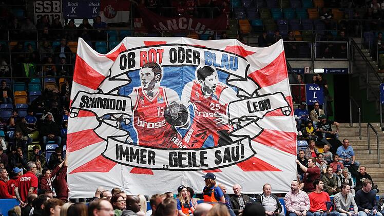 Die Freaks aus Bamberg hielten vor dem Spiel ein Transparent für  die Ex-Bamberger Daniel "Schmiddi" Schmidt und Leon Kratzer hoch. Foto: Daniel Löb