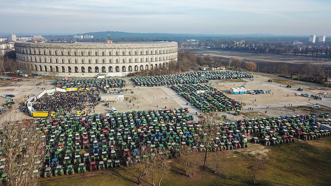 Tausende Traktoren aus allen Richtungen: Landwirte protestieren gegen Umweltpolitik