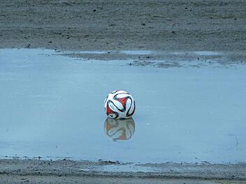 Der Fußball ruht wegen der Corona-Pandemie vorerst - selbst im Training. Foto: Monika Limmer