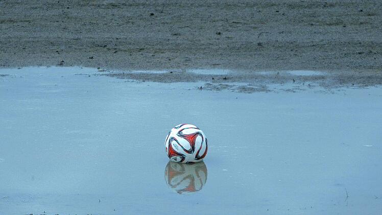 Der Fußball ruht wegen der Corona-Pandemie vorerst - selbst im Training. Foto: Monika Limmer
