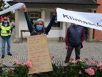 Mit Laola-Wellen machten die Demonstranten auf sich aufmerksam und  traten f&uuml;r den Klimaschutz ein. Christian Licha