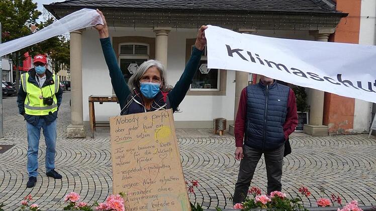 Mit Laola-Wellen machten die Demonstranten auf sich aufmerksam und  traten für den Klimaschutz ein. Christian Licha