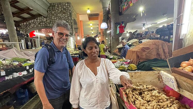 Die Archäologin Dr. Jayschree Mungur-Medhi hat sich bereit erklärt Daniel bei seiner Schatzsuche auf Mauritius zu unterstützen.