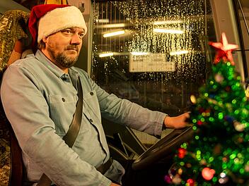 Charly H&uuml;bner gibt in "Alle Jahre wieder" den Fernbusfahrer in halber Weihnachtsmontur.