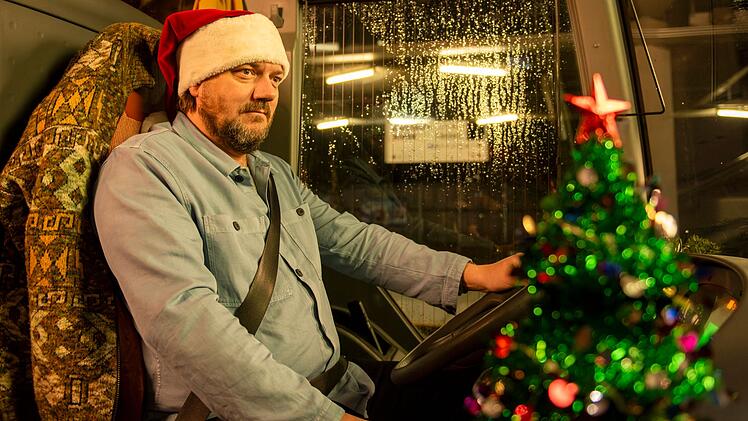 Charly H&uuml;bner gibt in "Alle Jahre wieder" den Fernbusfahrer in halber Weihnachtsmontur.
