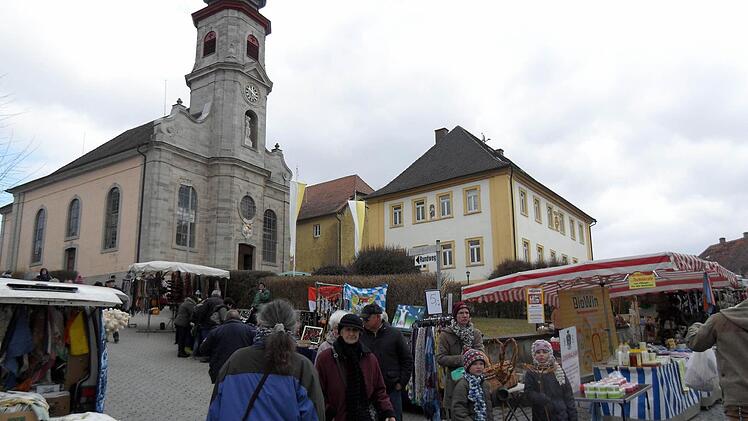 Trotz kühler Temperaturen lockte der Ostermarkt in Prölsdorf sein Publikum an - hin und wieder schaute auch die Sonne vorbei.
