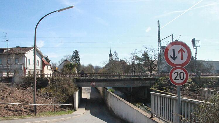 Die bestehende Unterführung am Kelbach wird zurückgebaut. Künftig werden hier weder Autos noch Fußgänger passieren können.