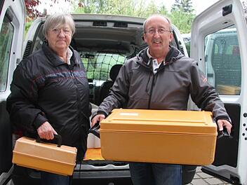 Die Arbeitstage von Christa Pöhlein (62) und Laurentius Simon (58) bei der Essen-auf-Rädern-Auslieferung in Stadtsteinach sind gezählt: Wegen hoher Defizite stellt das Caritas-Alten- und Pflegeheim St. Marien den Service ein. Foto: Sonja Adam