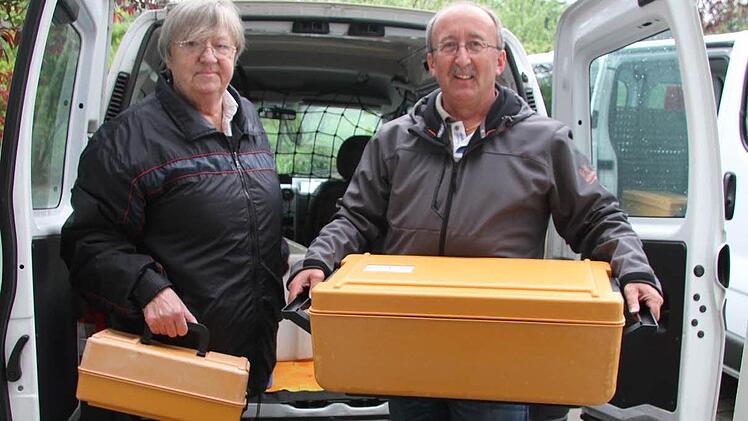 Die Arbeitstage von Christa Pöhlein (62) und Laurentius Simon (58) bei der Essen-auf-Rädern-Auslieferung in Stadtsteinach sind gezählt: Wegen hoher Defizite stellt das Caritas-Alten- und Pflegeheim St. Marien den Service ein. Foto: Sonja Adam