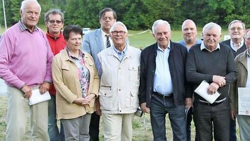 Ehrungen beim BSC. Unser Bild zeigt (von links) Bernhard Hoffmann, Vorsitzenden Günter Braunersreuther, Inge Jacob (, Richard Ultsch vom Bayerischen Fußballverbandes, Hermann Bergmann , Kurt Goletz, Klaus Büttner, Günther Meister, Manfred Sommerer, Hans Werther, Thomas Bernstein, stellvertretenden Vorsitzenden Jürgen Hoffmann und Dritten Bürgermeister Frank Wilzok.