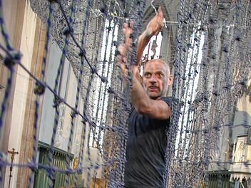 Tänzer Michael Langeneckert bereitet sich auf die Performance am Mittwoch um 19 Uhr in der Petrikirche vor. Foto: Sonja Adam