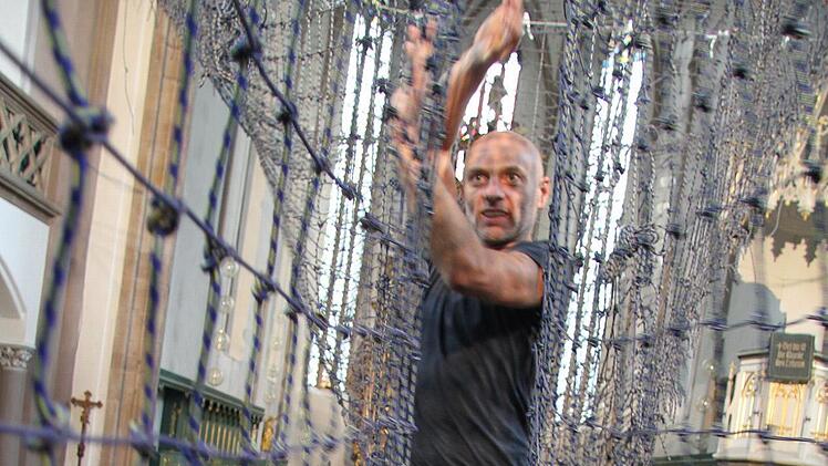 Tänzer Michael Langeneckert bereitet sich auf die Performance am Mittwoch um 19 Uhr in der Petrikirche vor. Foto: Sonja Adam
