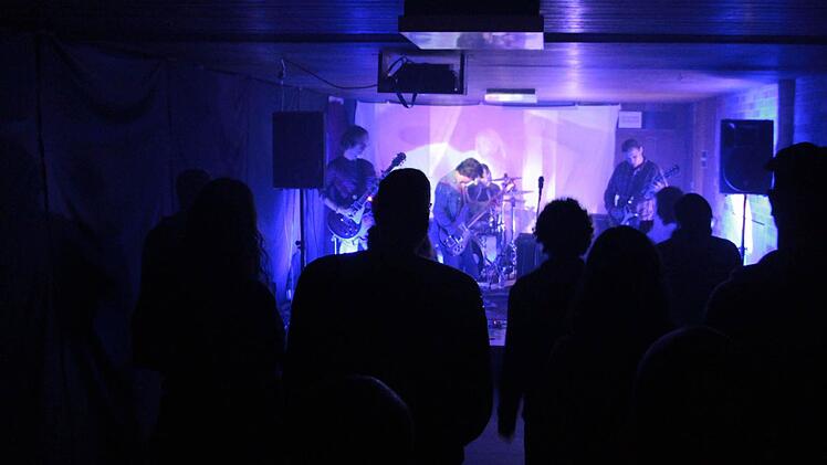 Wüste und Space: Kosmodrom spielten schön dicken Stonerrock. Seit einiger Zeit haben sich die Bands in der alten Schule Gößmannsreuth zusammengetan und eine Konzertreihe auf die Beine gestellt. Foto: Christian Bauriedel