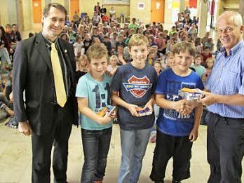 Bürgermeister Roland Wolfrum (links) überreichte den drei Schulgärtnern aus Rugendorf, (von links) Maximilian Zeitler, Tobias Rösch und Alexander Hildner, gemeinsam mit Schulleiter Michael Pfitzner einen Anerkennungspreis. Foto: Sonja Adam