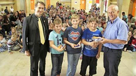 Bürgermeister Roland Wolfrum (links) überreichte den drei Schulgärtnern aus Rugendorf, (von links) Maximilian Zeitler, Tobias Rösch und Alexander Hildner, gemeinsam mit Schulleiter Michael Pfitzner einen Anerkennungspreis. Foto: Sonja Adam