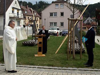 Pastoralreferent Harald Ulbrich (links) und Pfarrer Hans-Peter Göll (Mitte) stellten mit ihren Gebeten den neuen Flößerplatz unter den Segen Gottes. Rechts Bürgermeister Gerhard Wunder. Foto: Susanne Deuerling