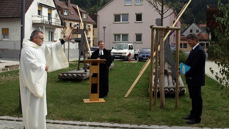 Pastoralreferent Harald Ulbrich (links) und Pfarrer Hans-Peter Göll (Mitte) stellten mit ihren Gebeten den neuen Flößerplatz unter den Segen Gottes. Rechts Bürgermeister Gerhard Wunder. Foto: Susanne Deuerling