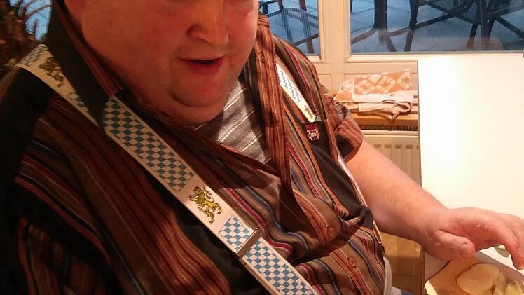 Fredi Thomas macht das gemeinsame Kochen viel Spaß.  Foto: Heike Schülein