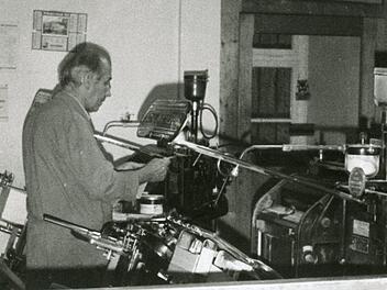 Lothar Nikolaus (Bild links) arbeitet an einer alten Druckmaschine. Foto: Archiv Franz-Peter Nikolaus