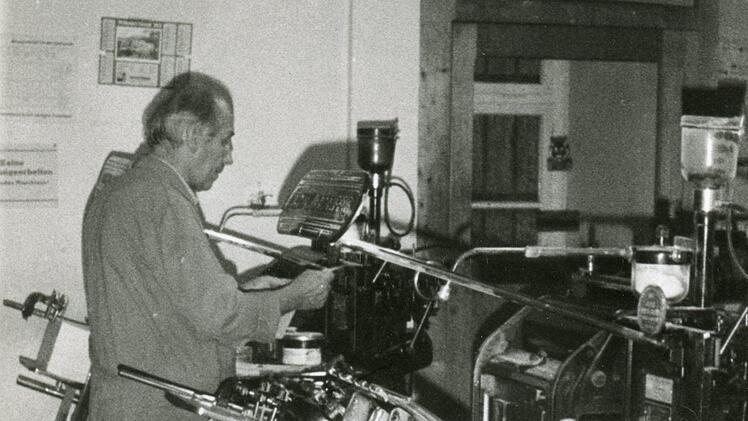 Lothar Nikolaus (Bild links) arbeitet an einer alten Druckmaschine. Foto: Archiv Franz-Peter Nikolaus