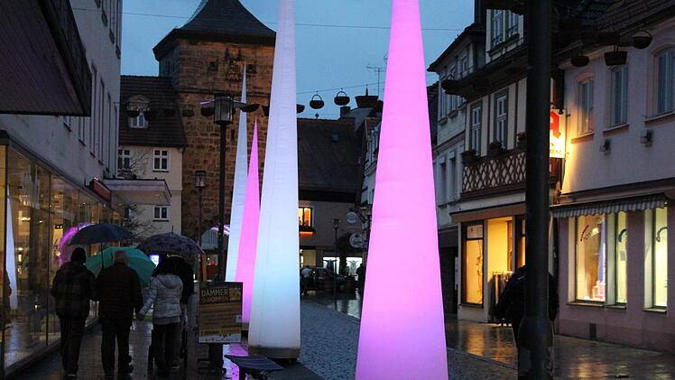 In der Fußgängerzone bewunderten die Bummer, die dem Wetter trotzten, viele Lichtinstallationen.  Fotos: Markus Häggberg