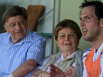 Bastian Renk (rechts) pflegte mit Willi Schillig (links), dem großen Mäzen des VfL Frohnlach, ein besonderes Verhältnis, das weit über den Fußball hinausging. Noch heute ist er mit Trude Schillig befreundet. Die Anzeichen, dass der "verlorene Sohn" zum Wischi-Klub zurückkehrt und dort ab der neuen Saison als Trainer das Zepter schwingen wird, verdichten sich immer mehr. Das Buhlen von Unternehmer-Sohn Klaus Schillig scheint jedenfalls erfolgreich zu sein. Foto: CT-Archiv (2011)/Timo Geldner