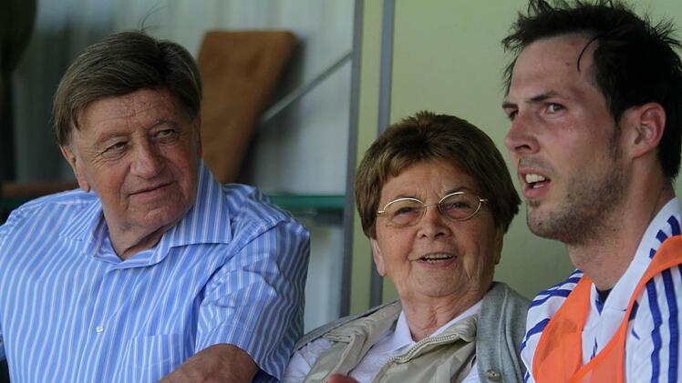 Bastian Renk (rechts) pflegte mit Willi Schillig (links), dem großen Mäzen des VfL Frohnlach, ein besonderes Verhältnis, das weit über den Fußball hinausging. Noch heute ist er mit Trude Schillig befreundet. Die Anzeichen, dass der "verlorene Sohn" zum Wischi-Klub zurückkehrt und dort ab der neuen Saison als Trainer das Zepter schwingen wird, verdichten sich immer mehr. Das Buhlen von Unternehmer-Sohn Klaus Schillig scheint jedenfalls erfolgreich zu sein. Foto: CT-Archiv (2011)/Timo Geldner