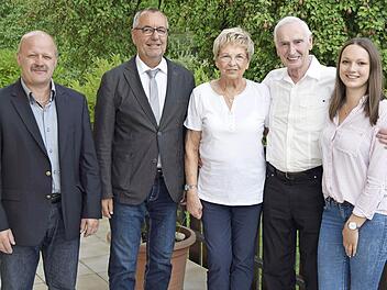 Glückwünsche zur diamantenen Hochzeit (von links): Andreas Pfarrdrescher, Jürgen Kohmann, Helga und Wolfgang Schunke und Enkelin Simone Schunke  Foto: Andreas Welz