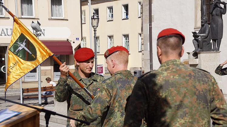 Hauptmann Raymond Kalus übernimmt die Standarte aus den Händen des Kommandeurs Frank Dannenberg.Sabine Weinbeer