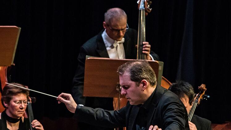 Der Pianist Alexander Schimpf war der umjubelte Solist beim Sinfoniekonzert des Landestheaters im Coburger Kongresshaus. Am Dirigentenpult stand als Gast Johannes KlumppFoto: Jochen Berger
