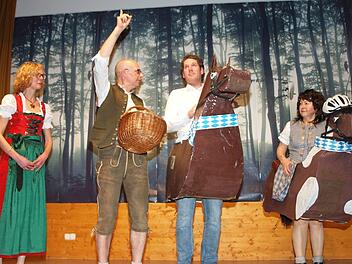 Im  Singspiel traf Landrat Christian Meißner  mit seiner Frau Daniela beim Pilzsuchen im Banzer Wald auf Ministerpräsident Markus Söder (André Roder) und  Landtagspräsidentin Ilse Aigner (Edith Güthlein), die auf dem Weg zur Klausurtagung auf Kloster Banz waren.Alfred Thieret