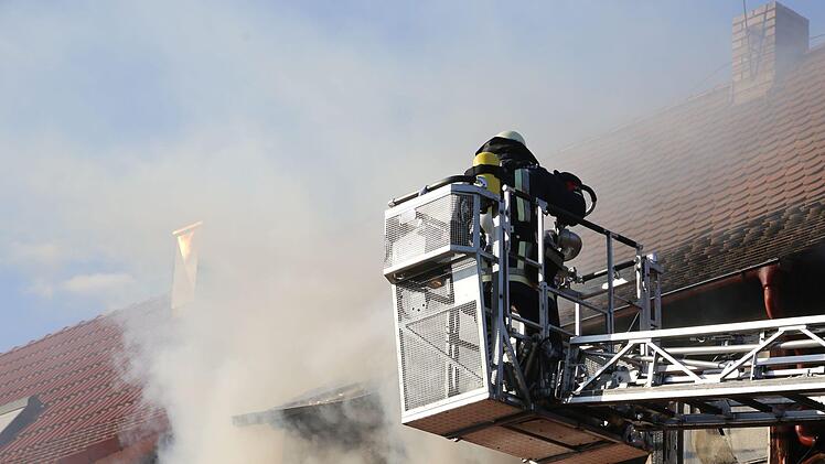 Der Freiwilligen Feuerwehr Eibach gelang es am Dienstag, ein Feuer in einer Wohnung unter Kontrolle zu bringen. Symbolbild: Fechner/News5